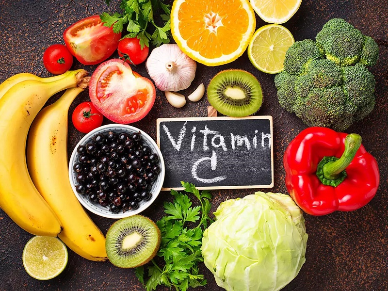 Bố mẹ nên cho trẻ ăn nhiều thực phẩm giàu vitamin C để tăng cường sức đề kháng giúp nhanh khỏi bệnh