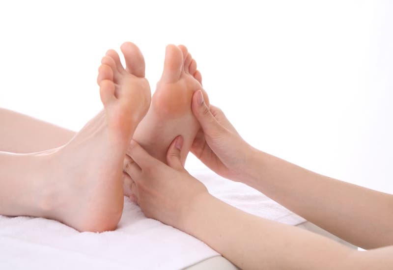 Người bệnh nên kiểm tra bàn chân thường xuyên để phát hiện kịp thời các vết thương