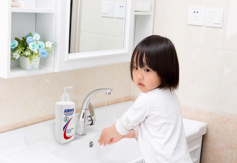 Nên hướng dẫn và tạo thói quen vệ sinh cơ thể sạch sẽ cho trẻ để hạn chế nguy cơ mắc các bệnh truyền nhiễm