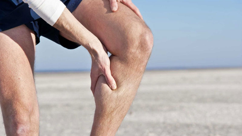 Vận động viên thể thao thường đối mặt với tình trạng căng cơ bắp chân