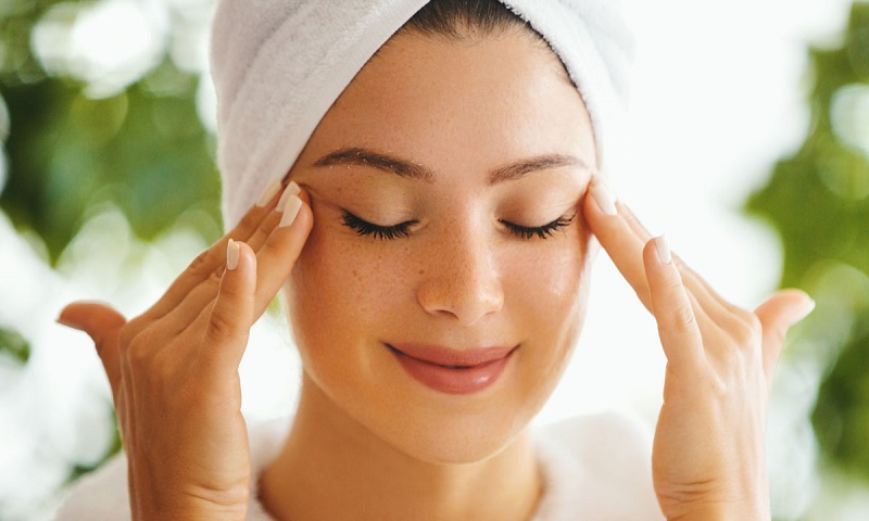 Massage mắt có thể giúp cải thiện tình trạng sụp mí hiệu quả