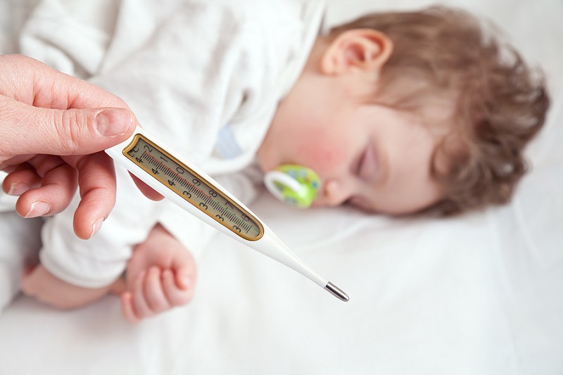 Trẻ em thường bị sốt khi nhiễm viêm não mô cầu