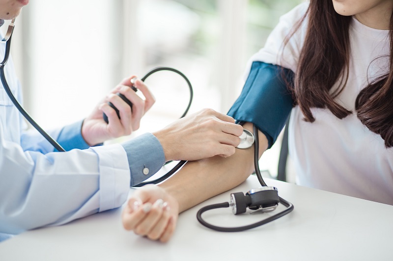 Khi các triệu chứng tăng huyết áp tâm trương kéo dài người bệnh nên gặp bác sĩ tim mạch thăm khám