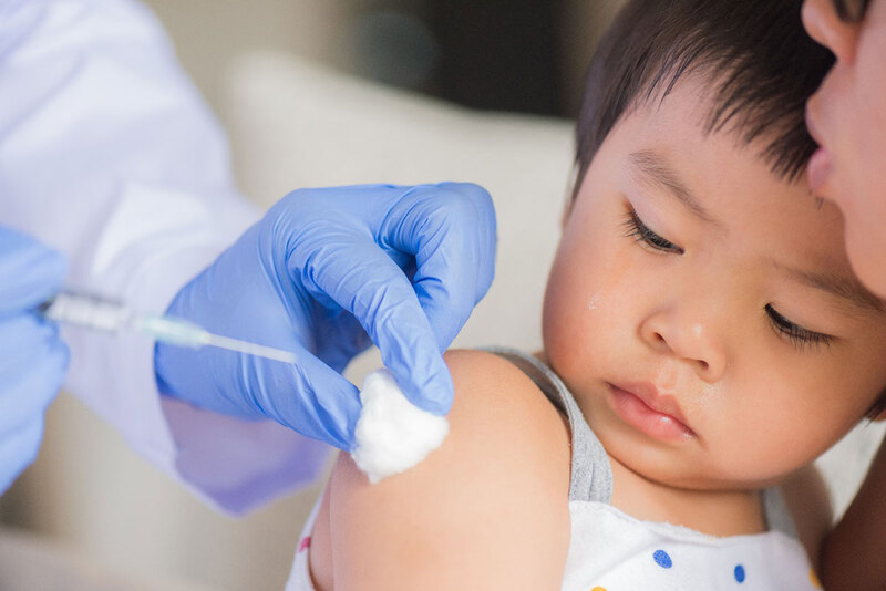 Nên tiêm vắc xin viêm não mô cầu sớm cho trẻ
