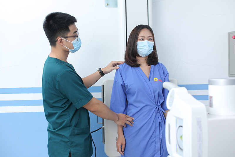 Chụp X-quang là một trong những xét nghiệm cần thực hiện để kiểm tra phổi