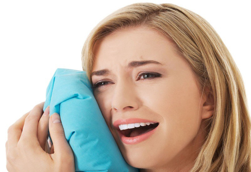 Bạn có thể chườm lạnh để giảm bớt triệu chứng sưng đau sau khi nhổ răng số 8