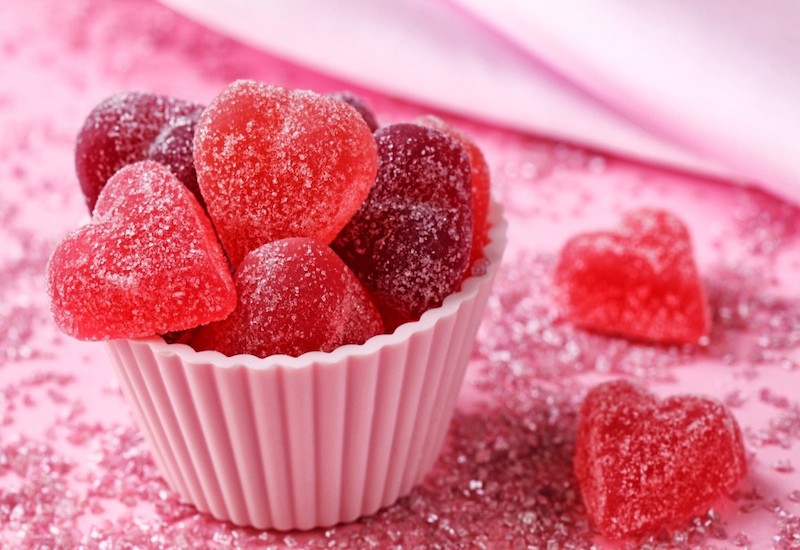 Ăn một chút kẹo ngọt sẽ giúp bù đường kịp thời đối với những người bị hạ đường huyết