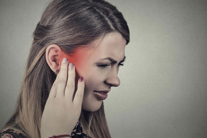 Viêm ống tai xảy ra do vi khuẩn tấn công và gây tổn thương
