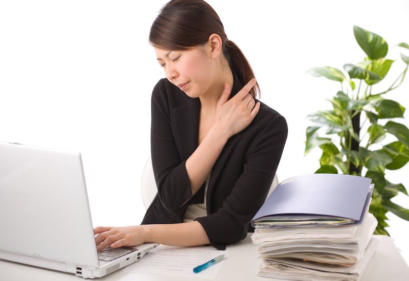 Tính chất công việc ngồi lâu một chỗ dẫn đến nguy cơ cao bị đau cổ vai gáy