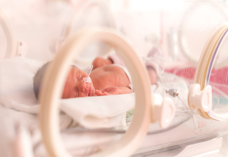 Trẻ sơ sinh bị suy hô hấp cần được nằm trong phòng chăm sóc đặc biệt