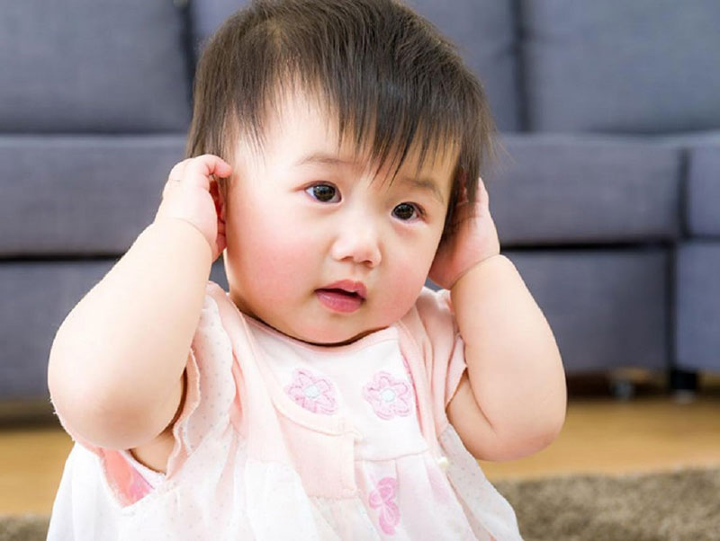 Trẻ thường có biểu hiện vò hoặc giật tai