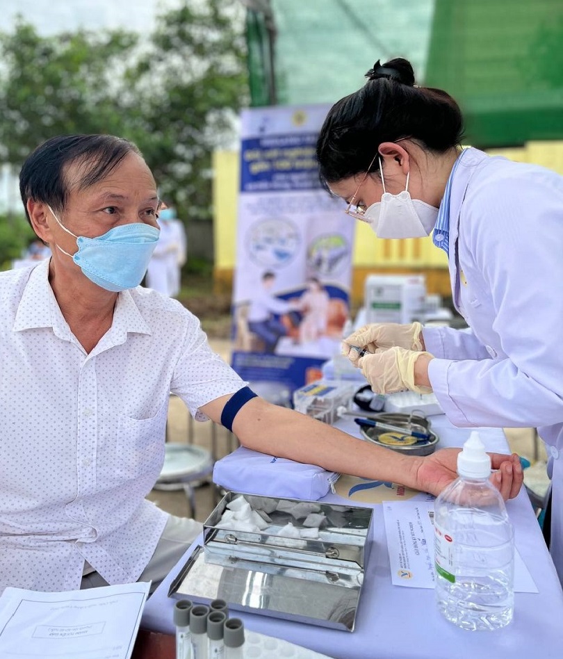 Người dân xã Diễn Hùng được lấy mẫu xét nghiệm miễn phí kiểm tra sức khỏe tổng quát