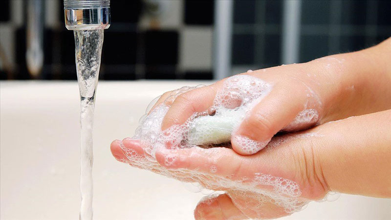 Thường xuyên vệ sinh tay cho trẻ để ngăn ngừa bệnh