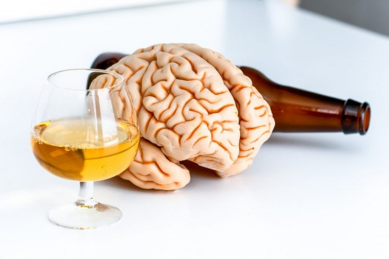 Rượu có thể gây ngộ độc, tổn thương tế bào thần kinh