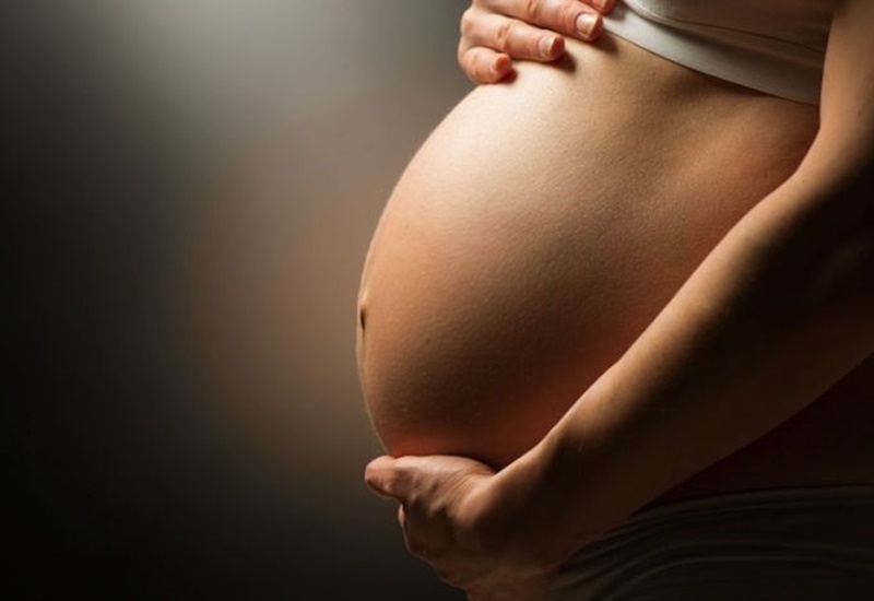 Nhiều mẹ bầu lo ngại viêm cột sống dính khớp sẽ ảnh hưởng đến thai nhi