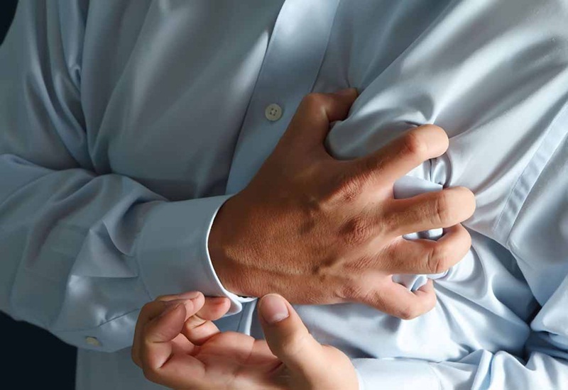 Bệnh nhân mắc cuồng nhĩ có dấu hiệu đau thắt ngực