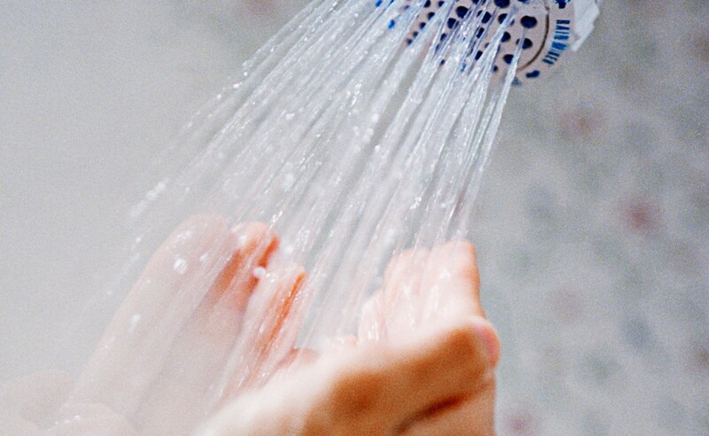 Tắm nước lạnh giúp bạn có được tinh thần sảng khoái