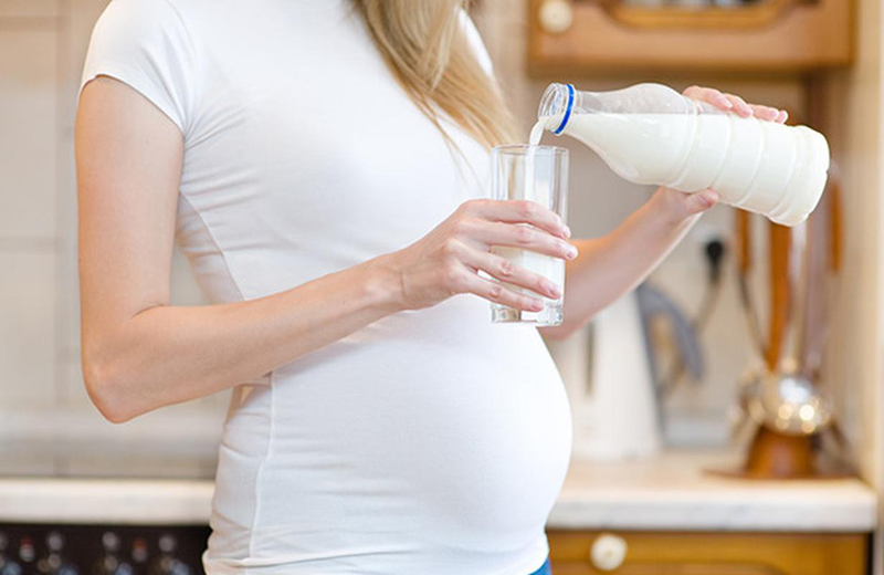 Mẹ bầu có thể uống sữa để bổ sung dinh dưỡng cho thai