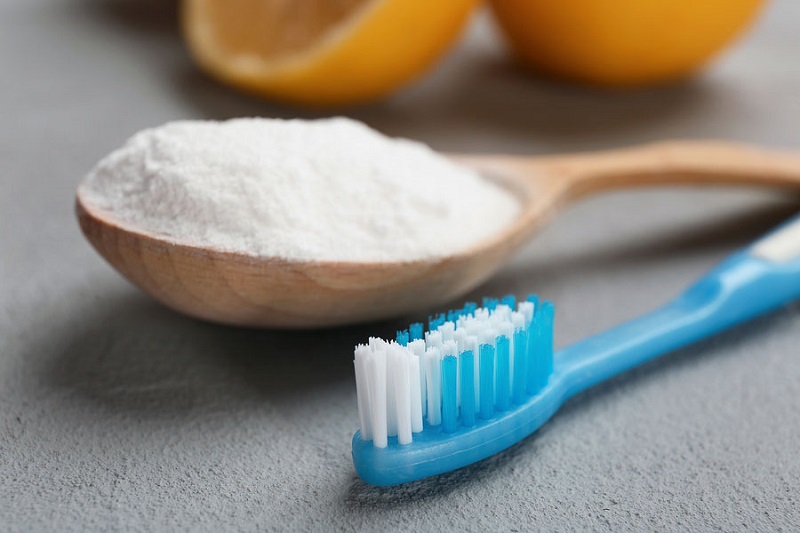 Sử dụng muối để loại bỏ mảng bám đen trên răng rất an toàn và tiết kiệm