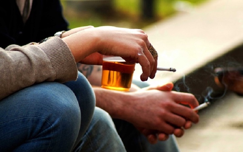 Những người nghiện thuốc lá, nghiện rượu có nguy cơ mắc bệnh cao