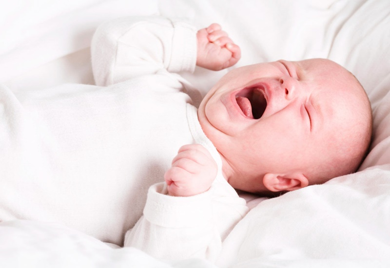 Trẻ sơ sinh có biểu hiện quấy khóc khi bị xoắn tinh hoàn