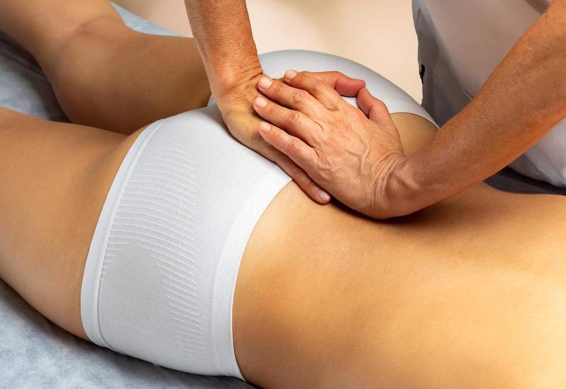 Massage sẽ giúp giảm triệu chứng đau xương cụt