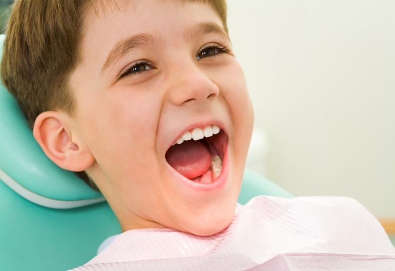 Nên cho trẻ đi khám để điều trị sớm tình trạng sâu răng