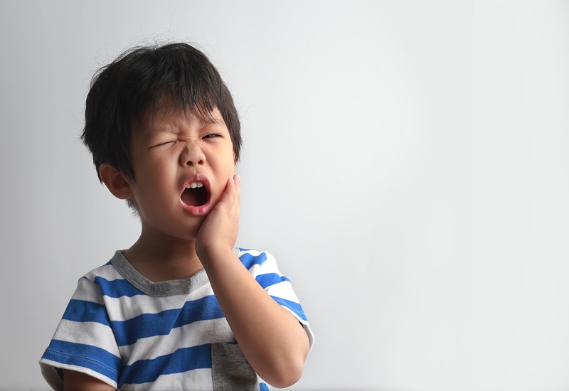 Trẻ bị đau buốt răng vì sâu răng