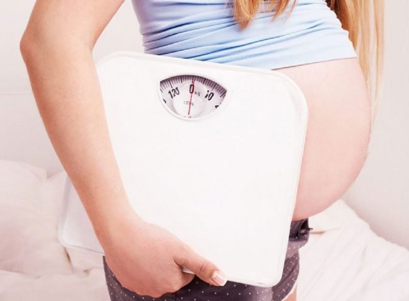 Theo dõi và kiểm soát cân nặng của mẹ bầu