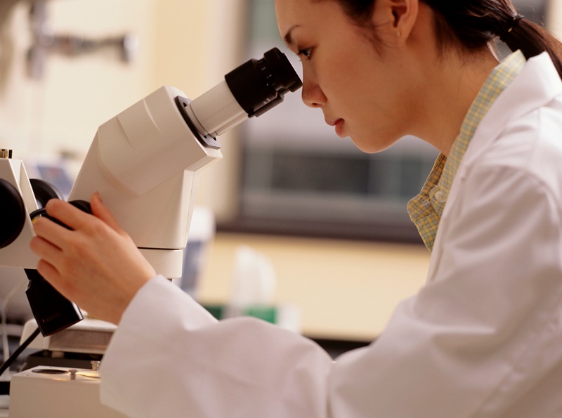 Soi tươi bằng kính hiển vi là phương pháp phát hiện trứng, ấu trùng và những vi sinh vật còn sống có trong mẫu bệnh phẩm (Ảnh: internet)