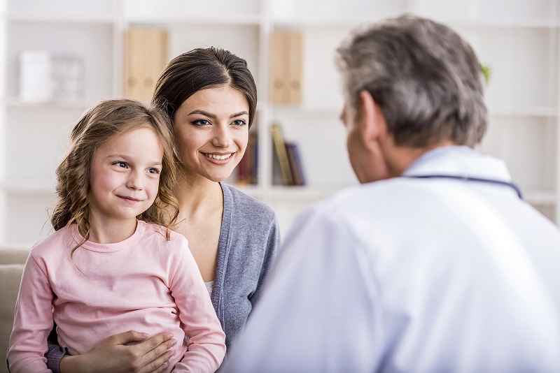 Thông qua các lần khám sức khỏe cho trẻ cha mẹ sẽ được bác sĩ tư vấn cách chăm sóc con khoa học để trẻ phát triển toàn diện