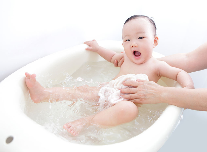 Mặc đồ rộng thoáng và tắm thường xuyên là cách phòng ngừa rôm sảy ở trẻ em