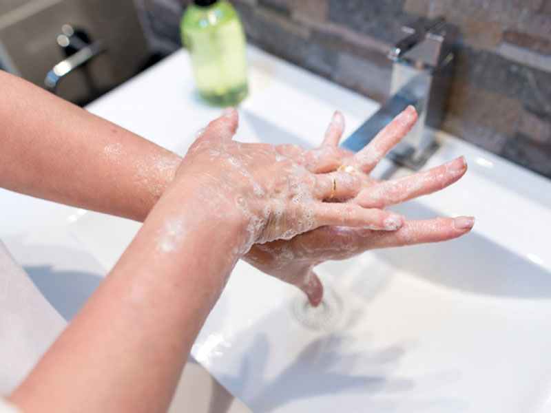 Rửa tay sạch bằng xà phòng giúp bạn tiêu diệt virus gây bệnh