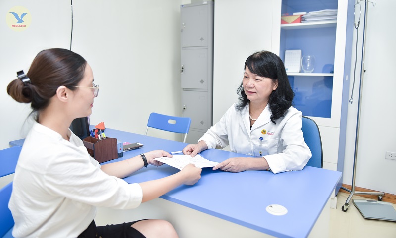 PGS.TS Trịnh Thị Ngọc thăm khám cho bệnh nhân 