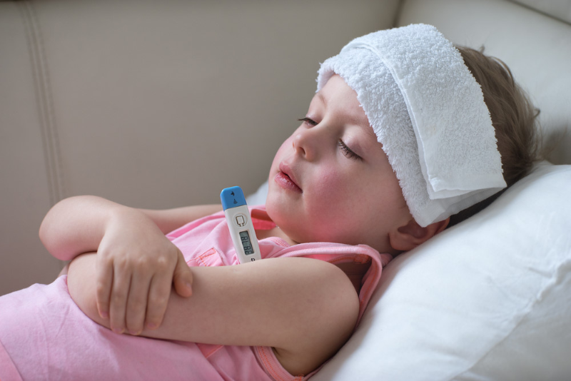  Trẻ sốt là một trong những triệu chứng của cảm lạnh