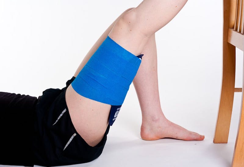 Bó chân sẽ giúp bạn giảm sưng khi bị chấn thương gân kheo