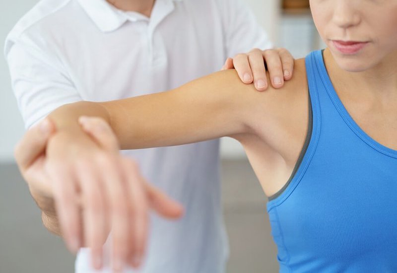 Khi thăm khám bác sĩ sẽ đánh giá và kiểm tra tình trạng vận động của cánh tay