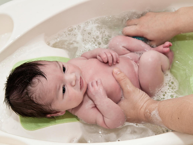 Khi chọn sữa tắm cho trẻ cha mẹ nên test thử kiểm tra chất lượng trước