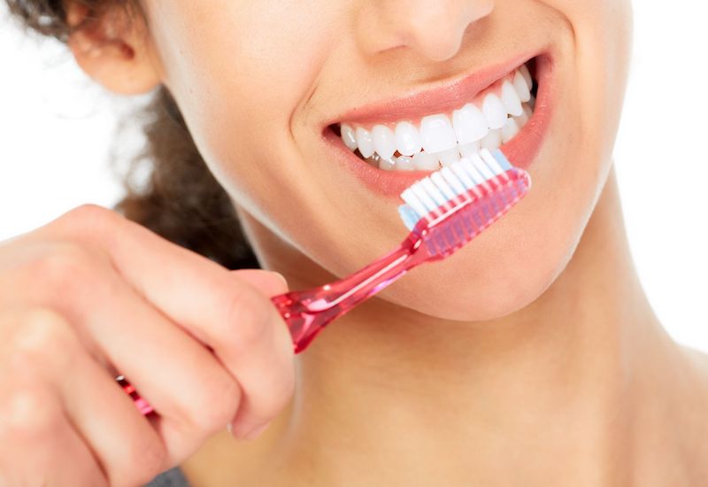 Làm sạch răng miệng đúng cách sẽ giúp hạn chế được tình trạng viêm khoang miệng