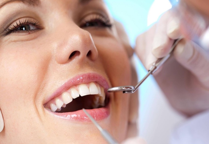 Đi khám răng định kỳ sẽ giúp phát hiện các bất thường về răng miệng