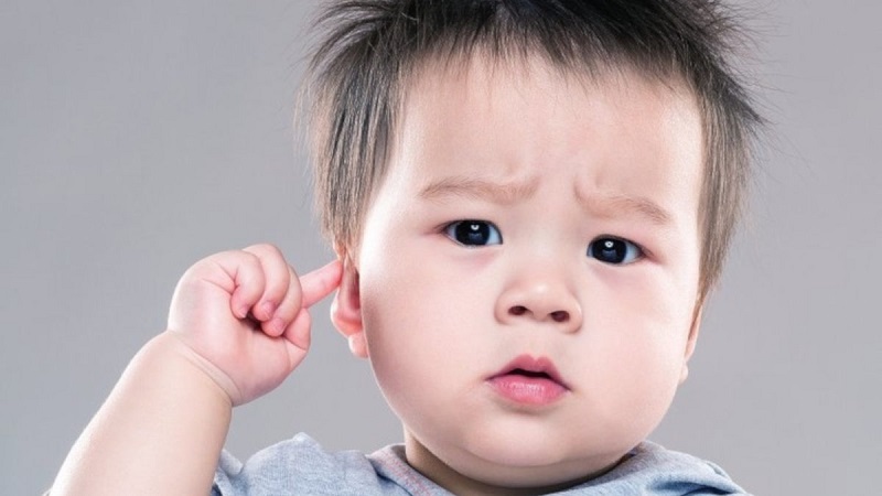 Trẻ nhỏ không đáp ứng với âm thanh ở phía sau nên được đưa đi khám thính lực 