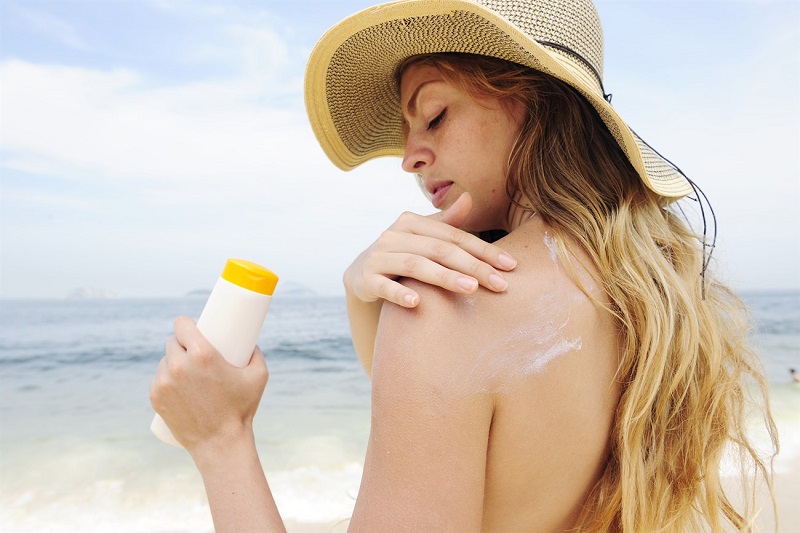 Dùng kem chống nắng quanh năm là cách bảo vệ da dưới ánh nắng mặt trời rất hiệu quả
