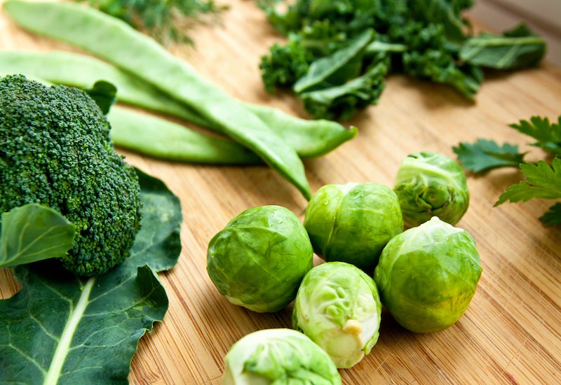 Chị em nên ăn thêm nhiều loại rau xanh như cải xoăn, rau bina, bông cải xanh,…