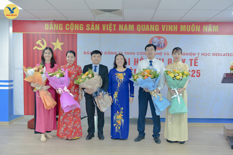 Đồng chí Võ Thị Ngọc Lan chụp ảnh lưu niệm cùng Ban chấp hành Chi bộ Y tế nhiệm kỳ mới.