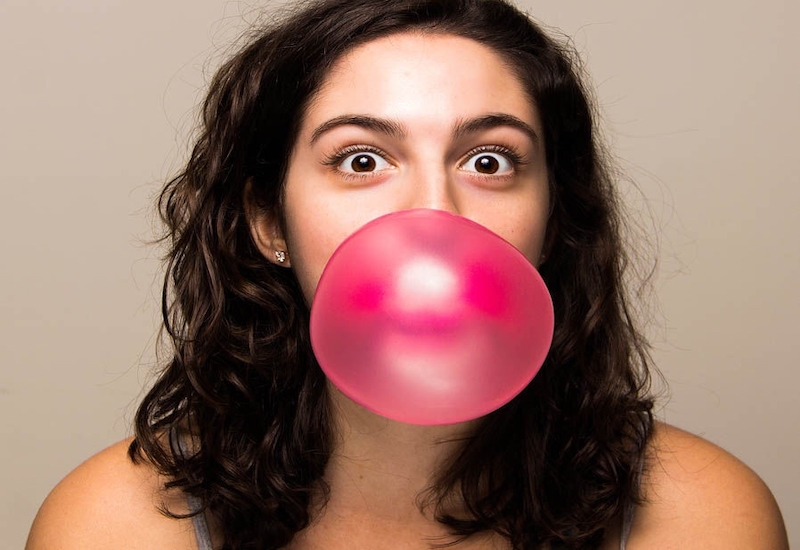 Nên từ bỏ thói quen nhai kẹo cao su khi đang niềng răng bạn nhé!