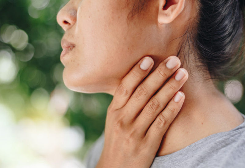 Đau rát cuống họng là một trong những triệu chứng của hở van dạ dày