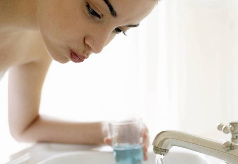 Súc miệng bằng nước muối loãng mỗi ngày sẽ giúp cải thiện tình trạng hôi miệng do hở van dạ dày