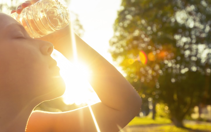 Hạn chế tiếp xúc trực tiếp dưới ánh nắng mặt trời để ngăn ngừa nguy cơ ung thư tế bào vảy
