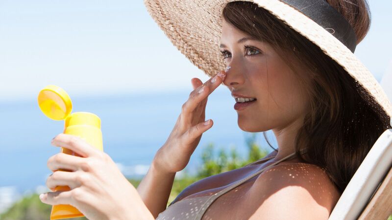 Sử dụng kem chống nắng hàng ngày để bảo vệ da