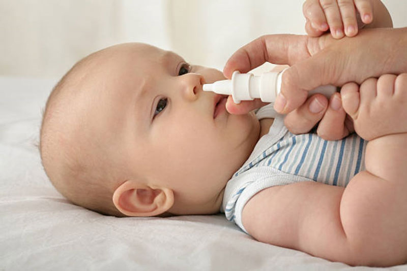 Cha mẹ nhớ vệ sinh khoang mũi cho bé trước và sau khi hút dịch mũi